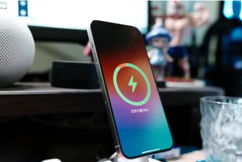 龙港苹果15换屏服务分享用什么充电器给iPhone15充电更好 